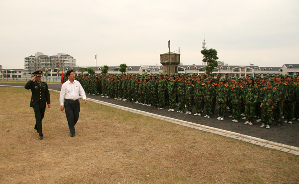 2008级新生军训阅兵式暨总结表彰大会隆重举行--镇江