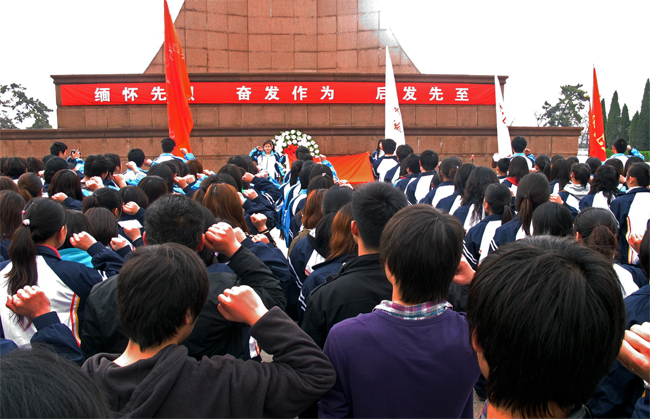 我校师生祭扫烈士陵园-镇江高等专科学校-www.zjc.edu.cn